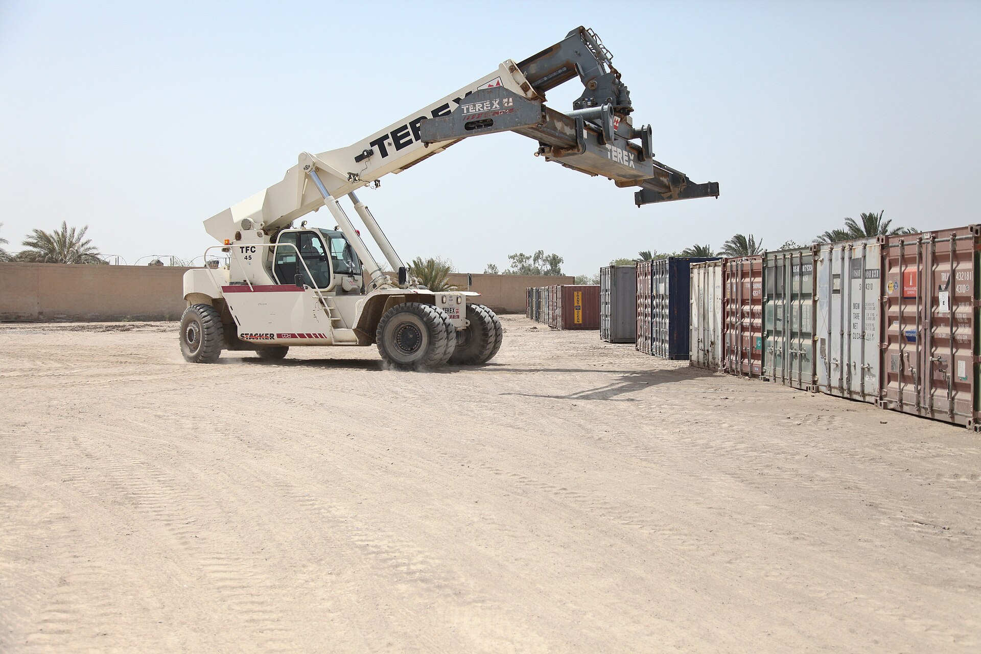 Reach stacker handling 20ft and 40ft steel shipping containers